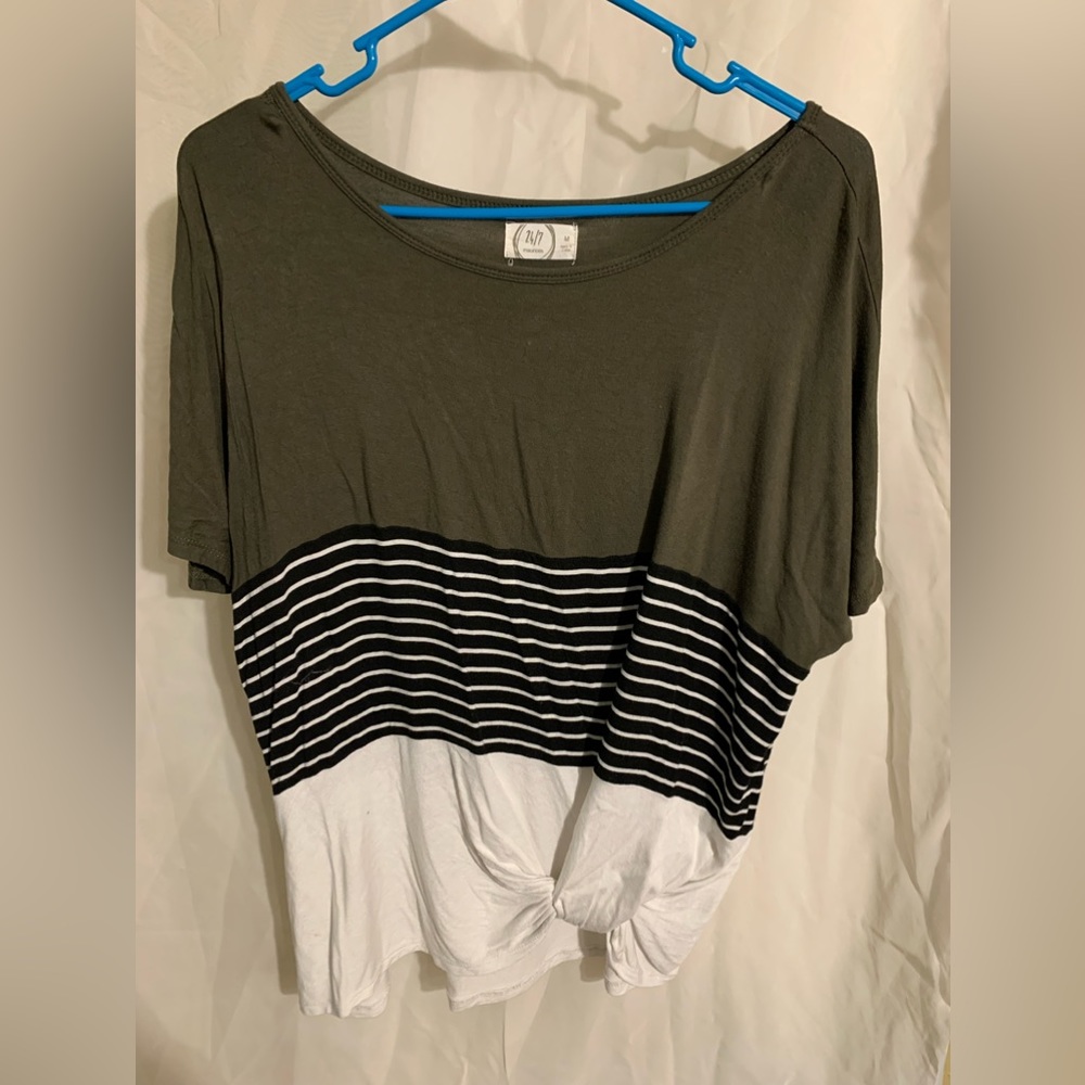 24/7  Maunces Woman’s Blouse Size Medium